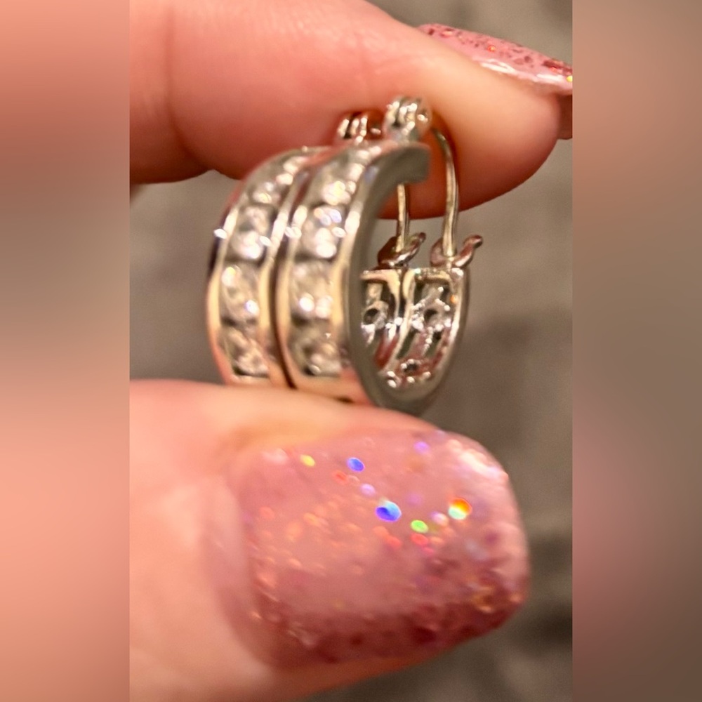 🤍 S925 Huggie Hoop Clear CZ Earrings - Picture 4 of 5